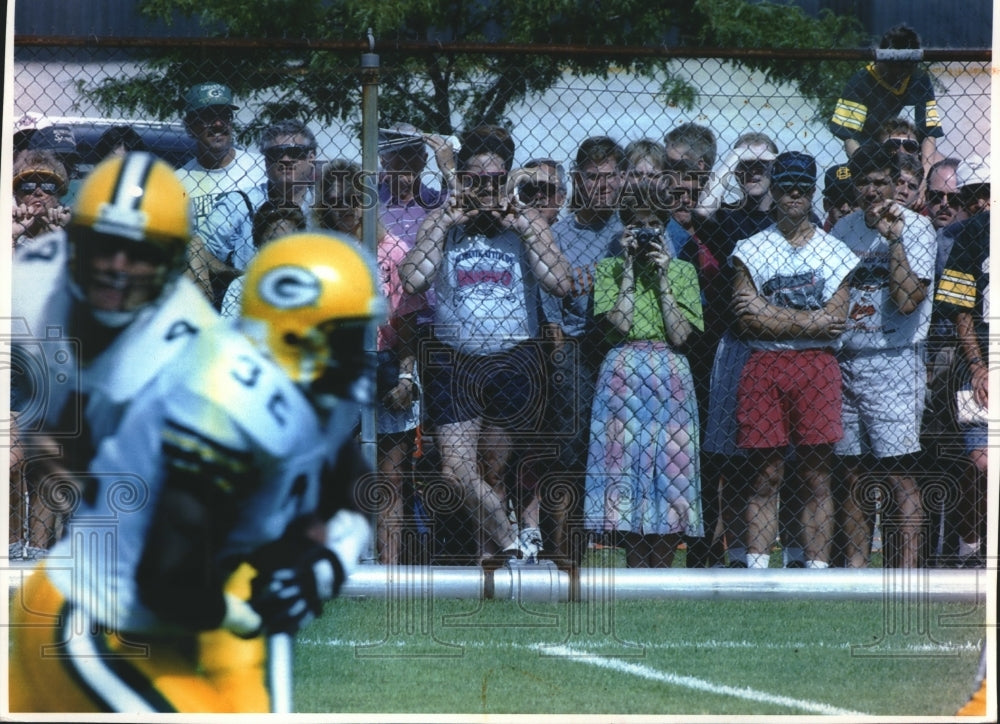 1993 Press Photo Green Bay Packers&#39; fans line the fence to watch a practice- Historic Images