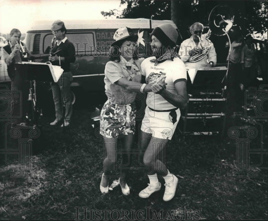 1986 Press Photo Gordon and Linda Jo Ferg dance at Packers' tailgate party- Historic Images
