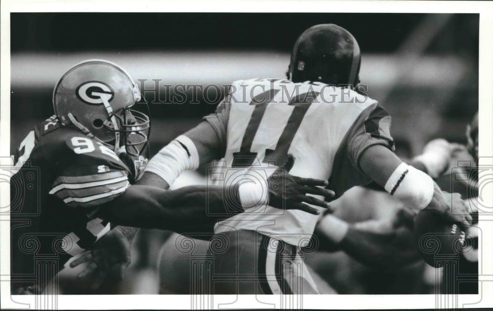 1993 Press Photo Green Bay Packers&#39; Reggie White pressures Rams&#39; quarterback.- Historic Images