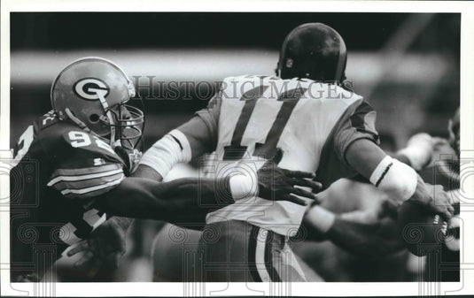 1993 Press Photo Green Bay Packers' Reggie White pressures Rams' quarterback.- Historic Images