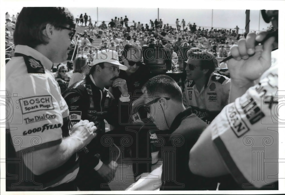 1993 Press Photo Indy driver Bobby Rahal meets with his crew after qualifying- Historic Images