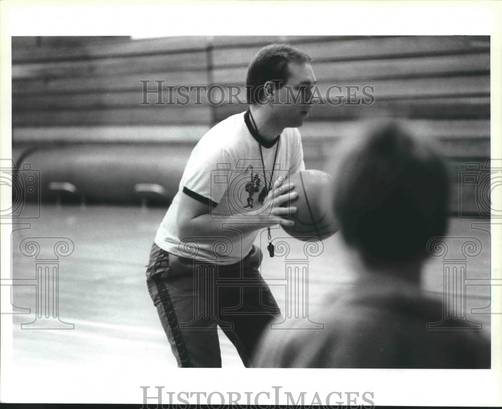 1985 Press Photo Basketball coach Scott Randhl gives tips at camp in Galesville- Historic Images