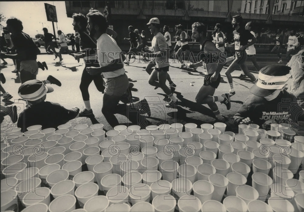 1984 Press Photo Runners pass a water station during Milwaukee&#39;s Al McGuire race- Historic Images