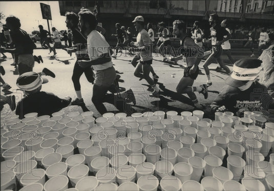 1984 Press Photo Runners pass a water station during Milwaukee's Al McGuire race- Historic Images