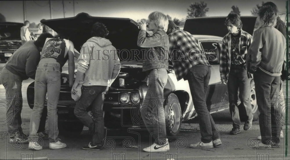 1985 Press Photo Mike Rollins gets crowd help on his car at Union Grove dragway- Historic Images