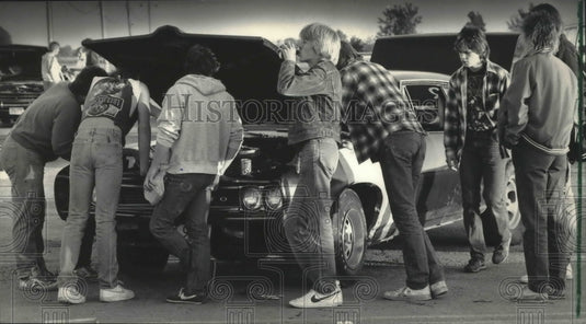 1985 Press Photo Mike Rollins gets crowd help on his car at Union Grove dragway- Historic Images