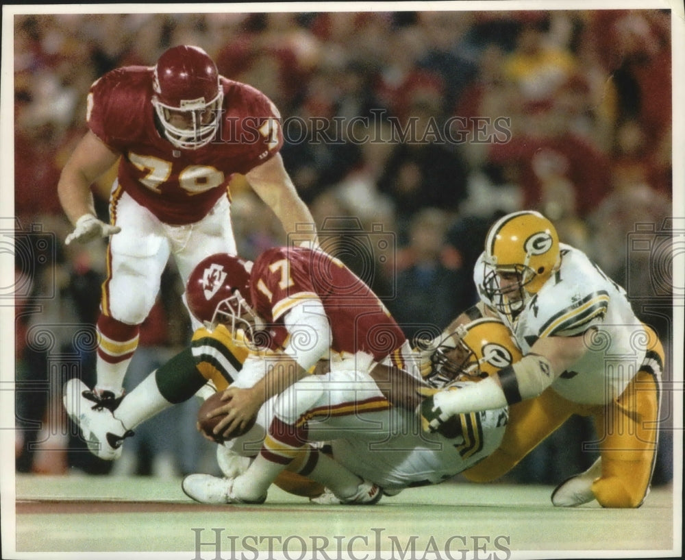 1993 Press Photo Green Bay Packers bring down Kansas City quarterback Dave Krieg- Historic Images