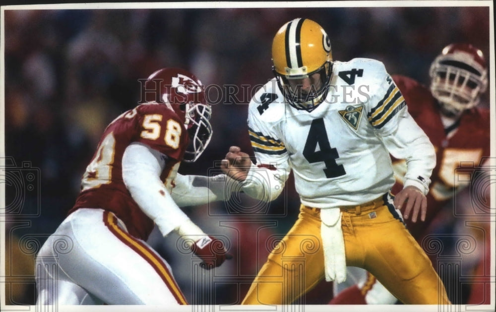 1993 Press Photo Green Bay Packers&#39; quarterback Brett Favre has ball stripped- Historic Images