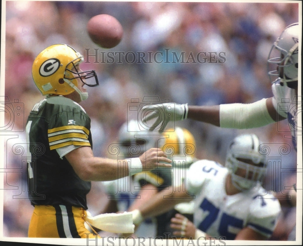 1993 Press Photo Packer Brett Favre As Cowboy Jim Jeffcoat Knocks Down Football- Historic Images