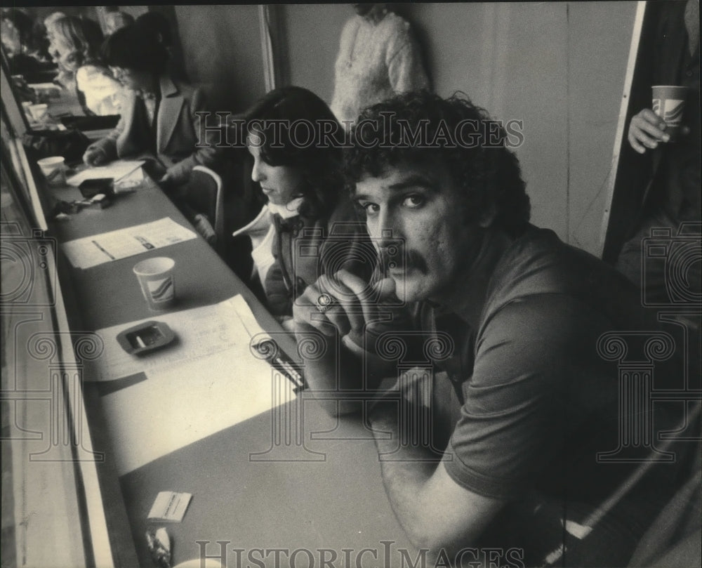 1983 Press Photo Pete Vuckovic watched Friday&#39;s home opener in Bud Selig&#39;s Box.- Historic Images