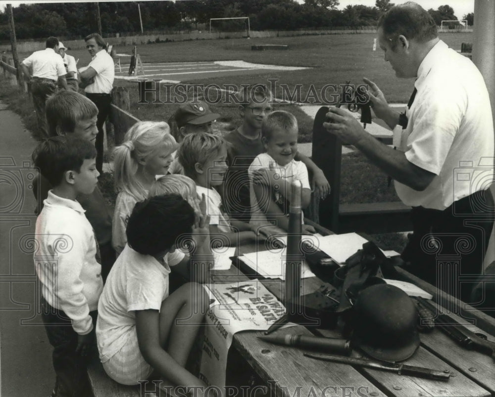 1989 Press Photo Safety instructor teaches kids gun safety at Milwaukee Gun Club- Historic Images