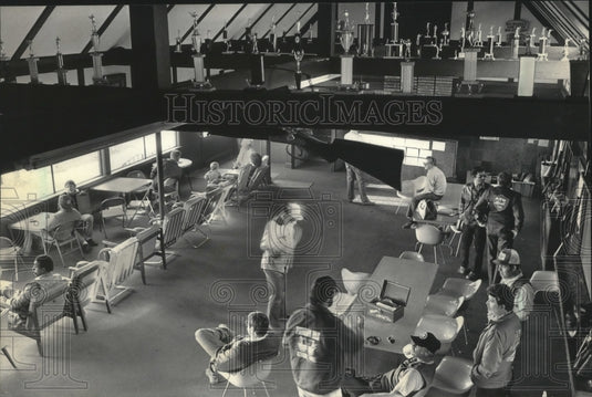 1985 Press Photo A view of the Milwaukee Gun Club's trophy-filled clubhouse- Historic Images