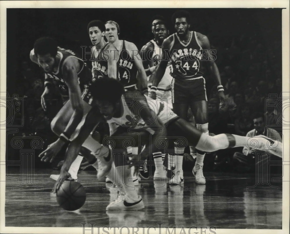 1976 Press Photo Milwaukee Bucks basketball&#39;s Jim Price goes for loose ball- Historic Images