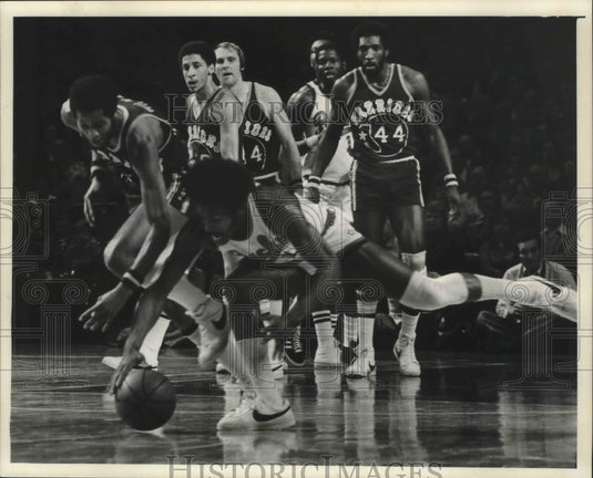 1976 Press Photo Milwaukee Bucks basketball's Jim Price goes for loose ball- Historic Images