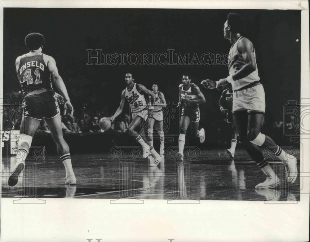 1976 Press Photo Milwaukee Bucks basketball&#39;s Gary Brokaw runs with the ball- Historic Images