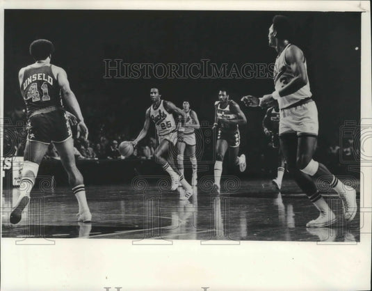 1976 Press Photo Milwaukee Bucks basketball's Gary Brokaw runs with the ball- Historic Images
