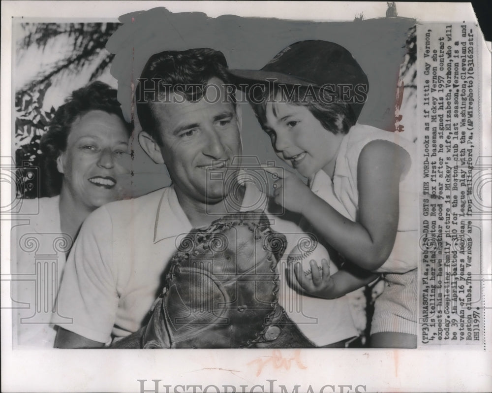 1957 Press Photo Red Sox baseball player, Mickey Vernon with family in Florida- Historic Images