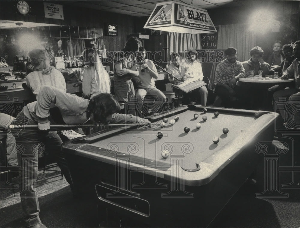 1986 Press Photo Hoe&#39;s Jolly Inn Billiards Team Member Tony Sturm Lines Up Shot- Historic Images