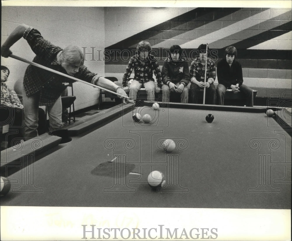 1983 Press Photo Sussex Teen Center Was Host For Doubles Billiards Tournament- Historic Images