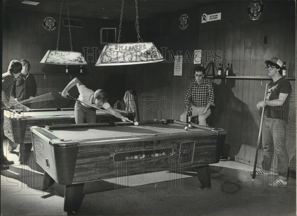 1981 Press Photo Marquette students play billiards on Avalanche pool tables- Historic Images