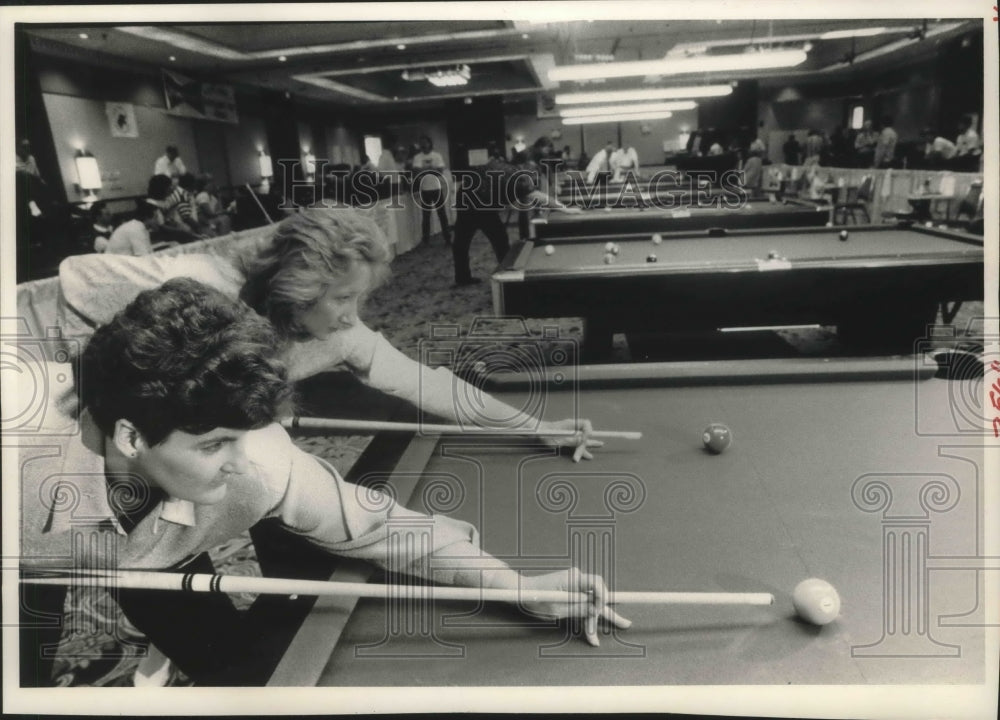 1989 Press Photo Women Billiards Roommates Ladman And Smith Take Practice Shots- Historic Images