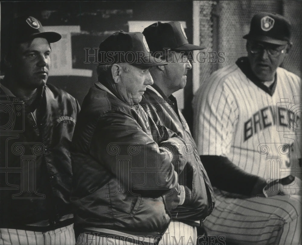 1985 Press Photo Milwaukee Brewers manager George Bamberger and others in dugout- Historic Images