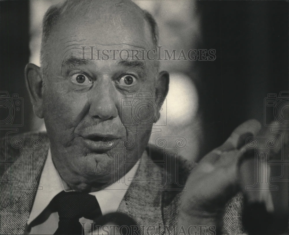 1984 Press Photo New Brewers baseball manager George Bamberger talks to press- Historic Images