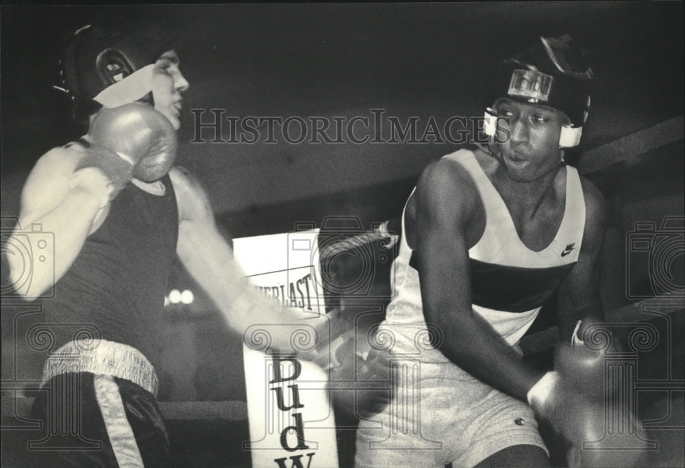 1985 Press Photo Golden Glove final; Rick Scharenbrock vs Marnix Stamps- Historic Images