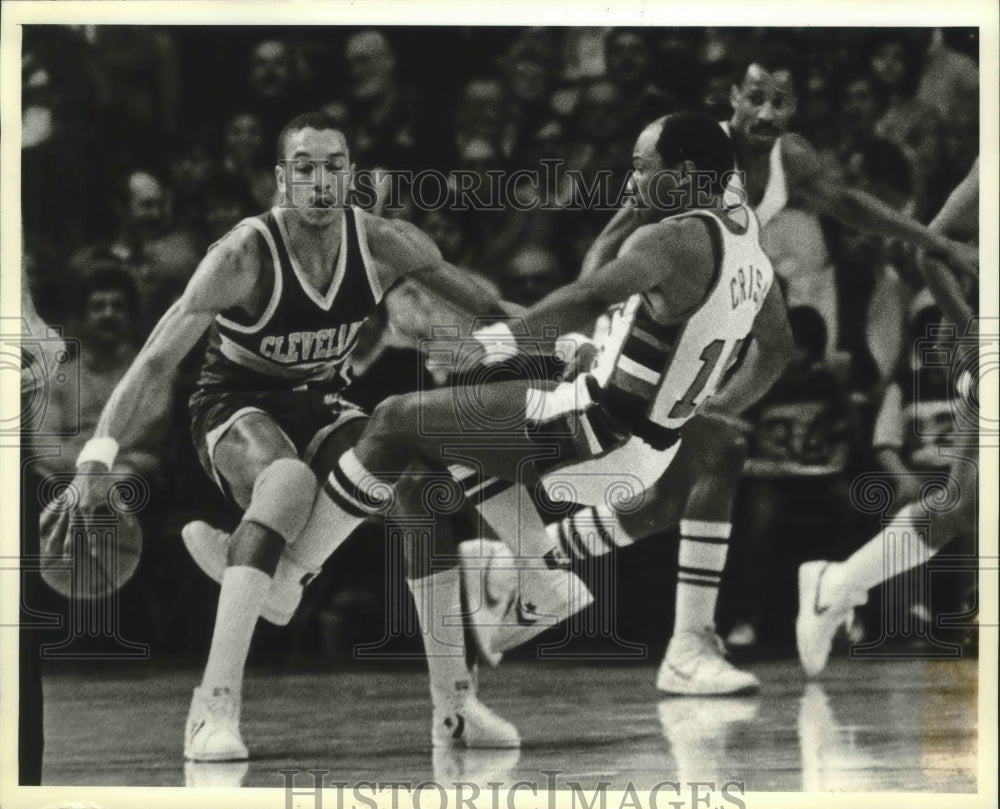 1983 Press Photo Bucks basketball&#39;s Charlie Criss collides with Geoff Huston- Historic Images