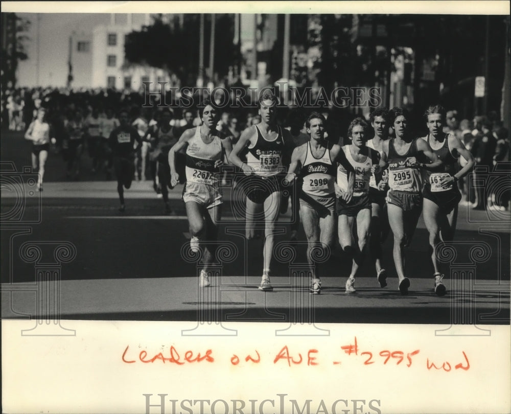 1984 Press Photo Dave Uhrich (No. 2995) leads Al McGuire race in Milwaukee- Historic Images