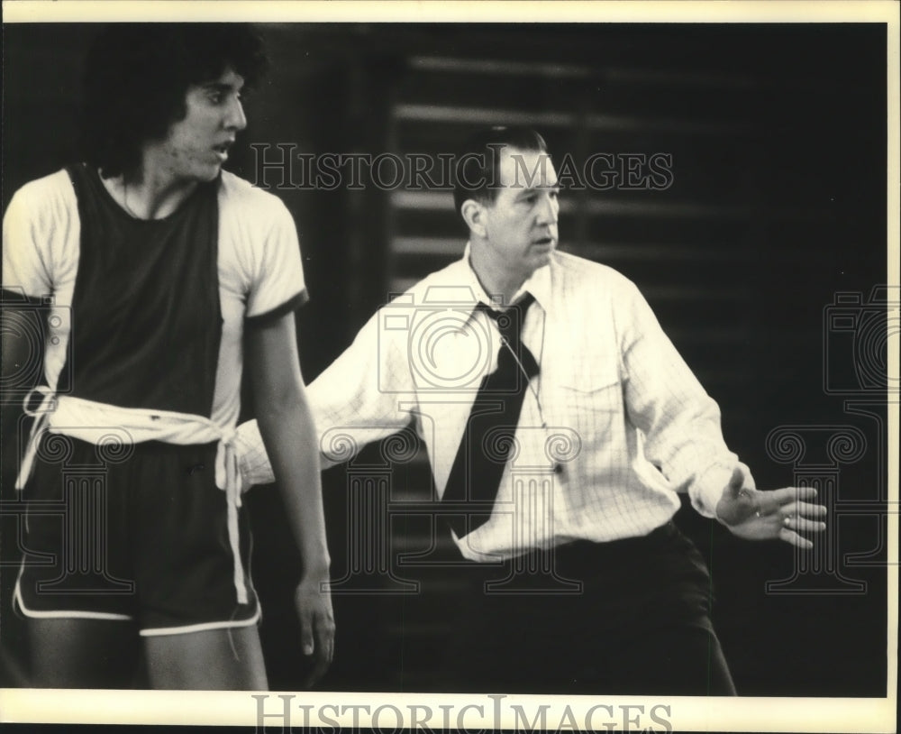 1979 Press Photo Larry Costello coaching the Milwaukee Does - mjt08209- Historic Images