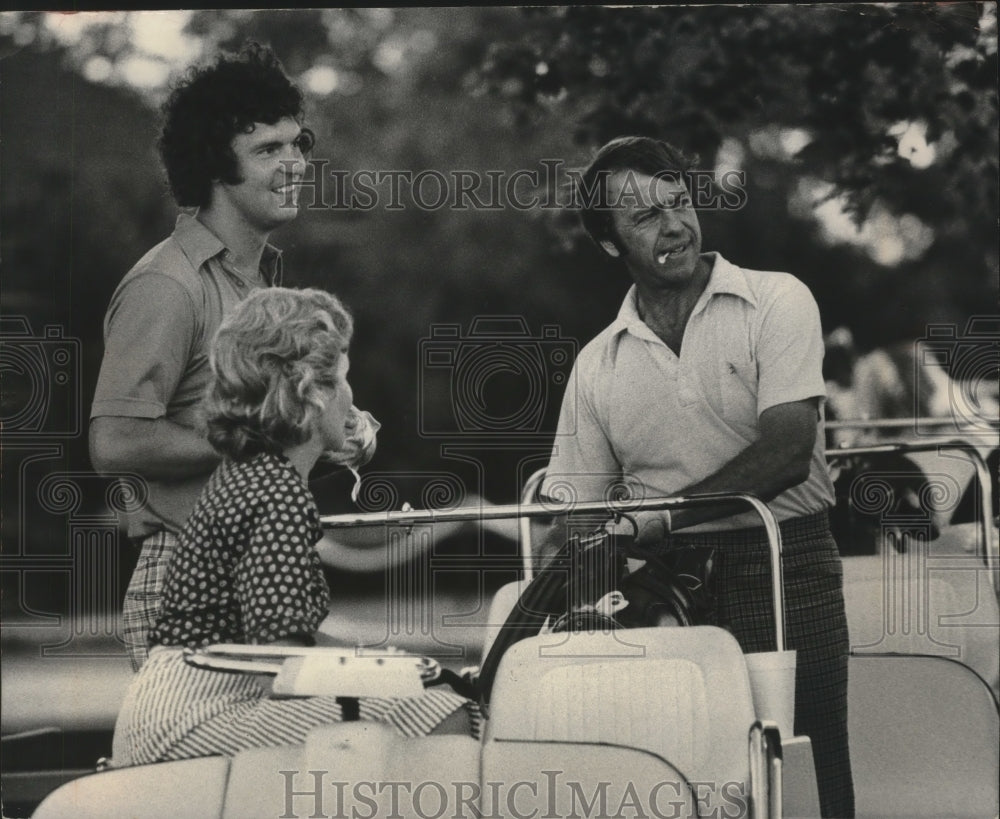 1977 Press Photo Packers quarterback Lynn Dickey and astronaut Alan Shepard golf- Historic Images
