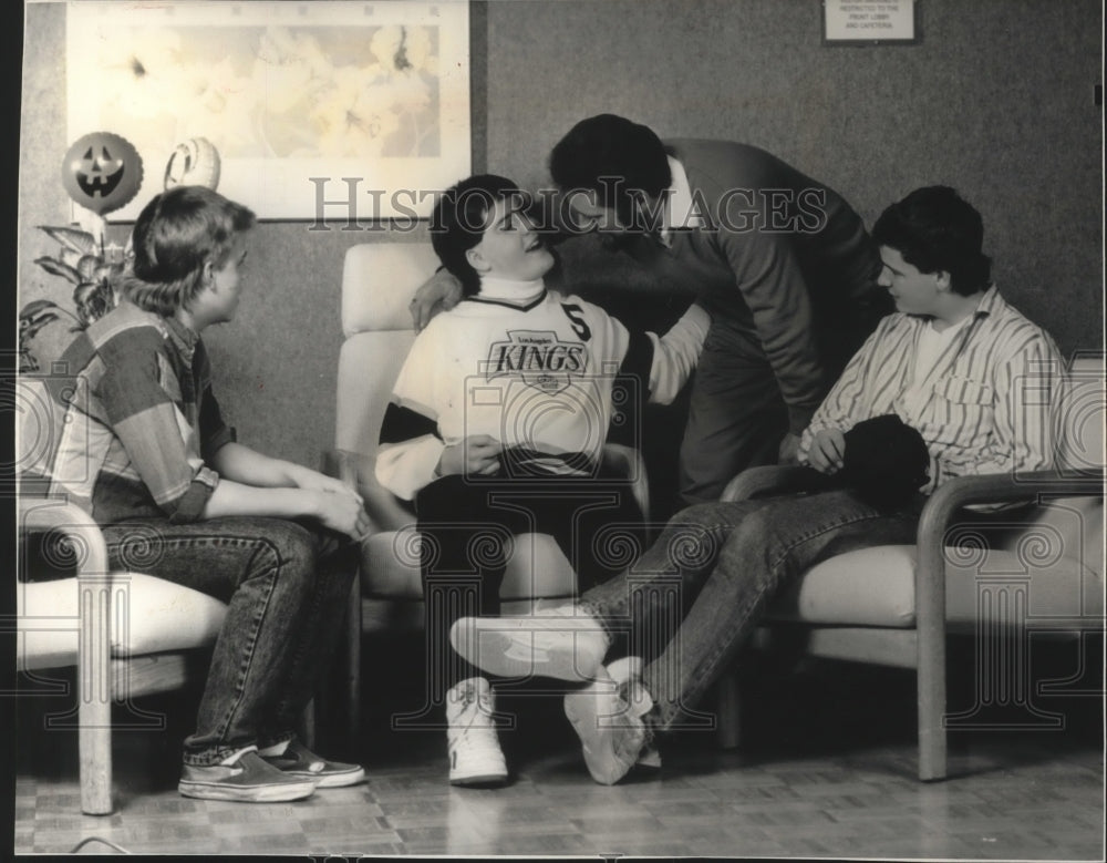 1989 Press Photo Jason DuBois with family after suffering serious head injury.- Historic Images