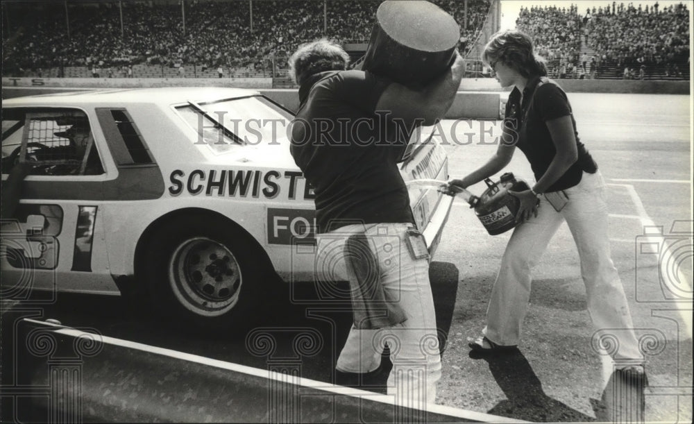 1979 Press Photo Bobbi Jean Draskovich on pit crew at State Fair Park Track- Historic Images