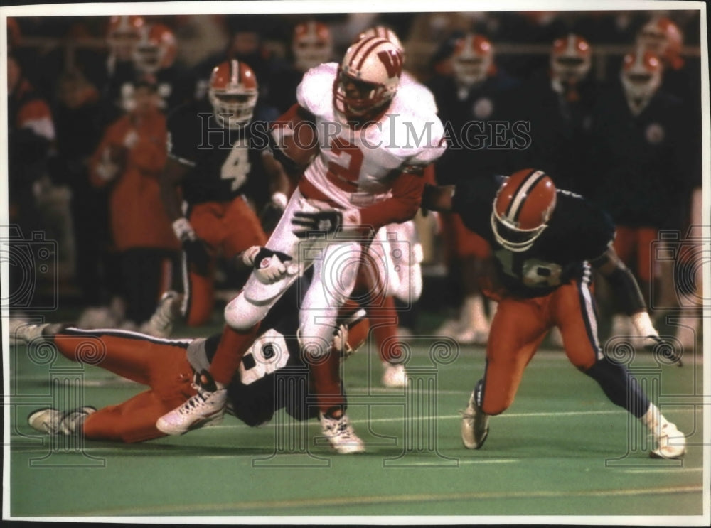 1993 Press Photo Wisconsin football receiver, Lee DeRamus, goes for more yardage- Historic Images