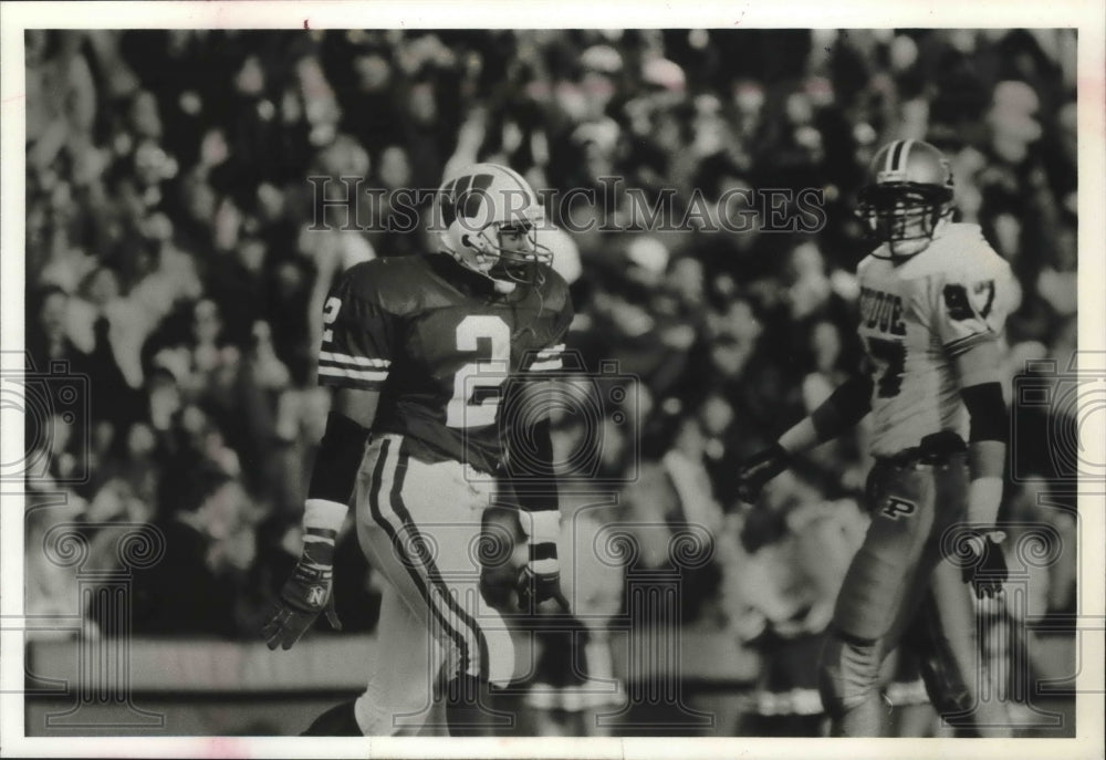 1993 Press Photo Badgers football player Lee DeRamus celebrates touchdown- Historic Images