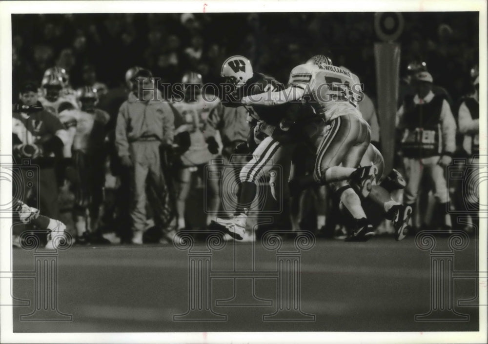 1993 Press Photo Wisconsin football&#39;s Lee DeRamus tries to get extra yardage- Historic Images