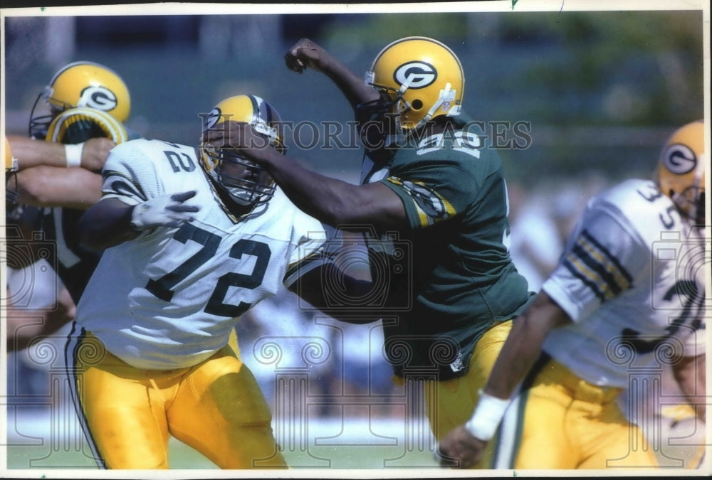 1993 Press Photo Green Bay Packers rookie Earl Dotson works against Reggie White- Historic Images