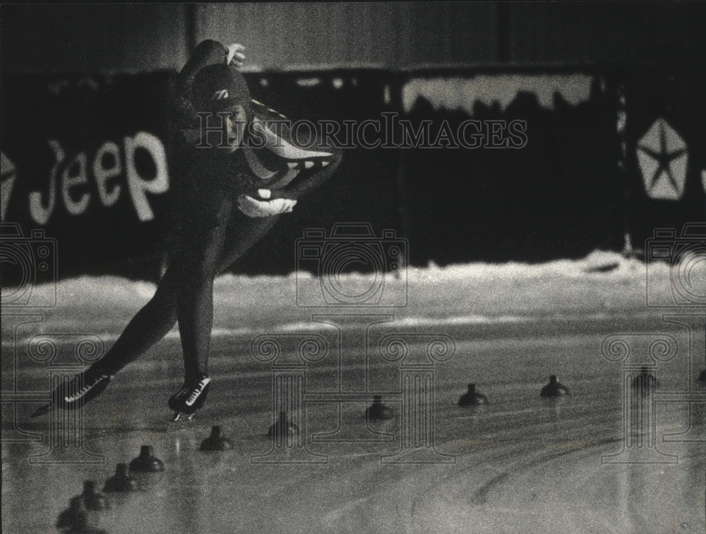 1991 Press Photo Speed skater Mary Docter takes a corner in 3000 meters race- Historic Images