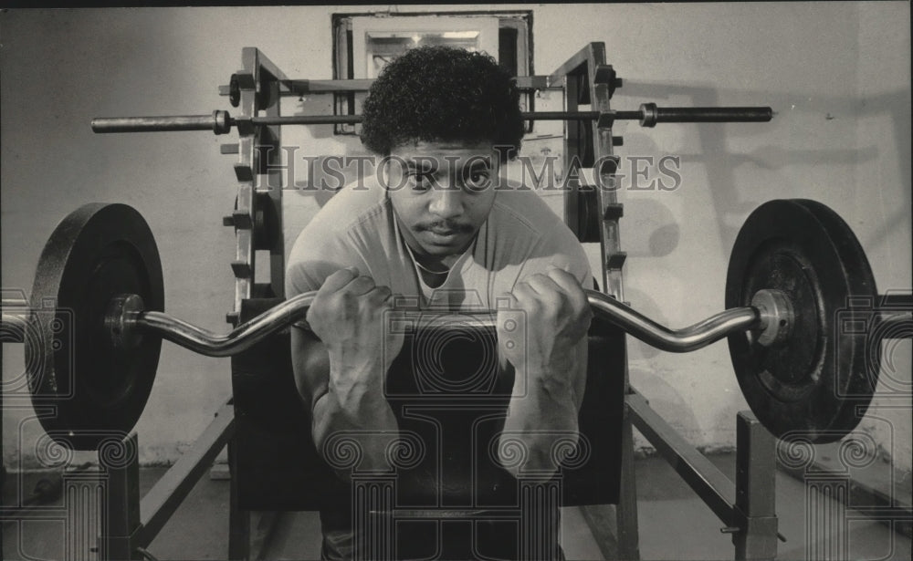 1985 Press Photo Milwaukee police officer Prince Edward Riley Jr. weight trains- Historic Images