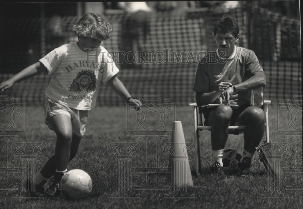 1991 Press Photo Soccer coach John Dolinsky watches player on obstacle course- Historic Images