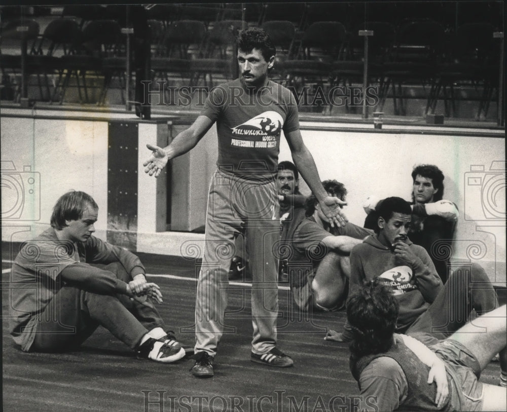 1988 Press Photo Wave coach John Dolinsky talks to his team. - mjt08309- Historic Images