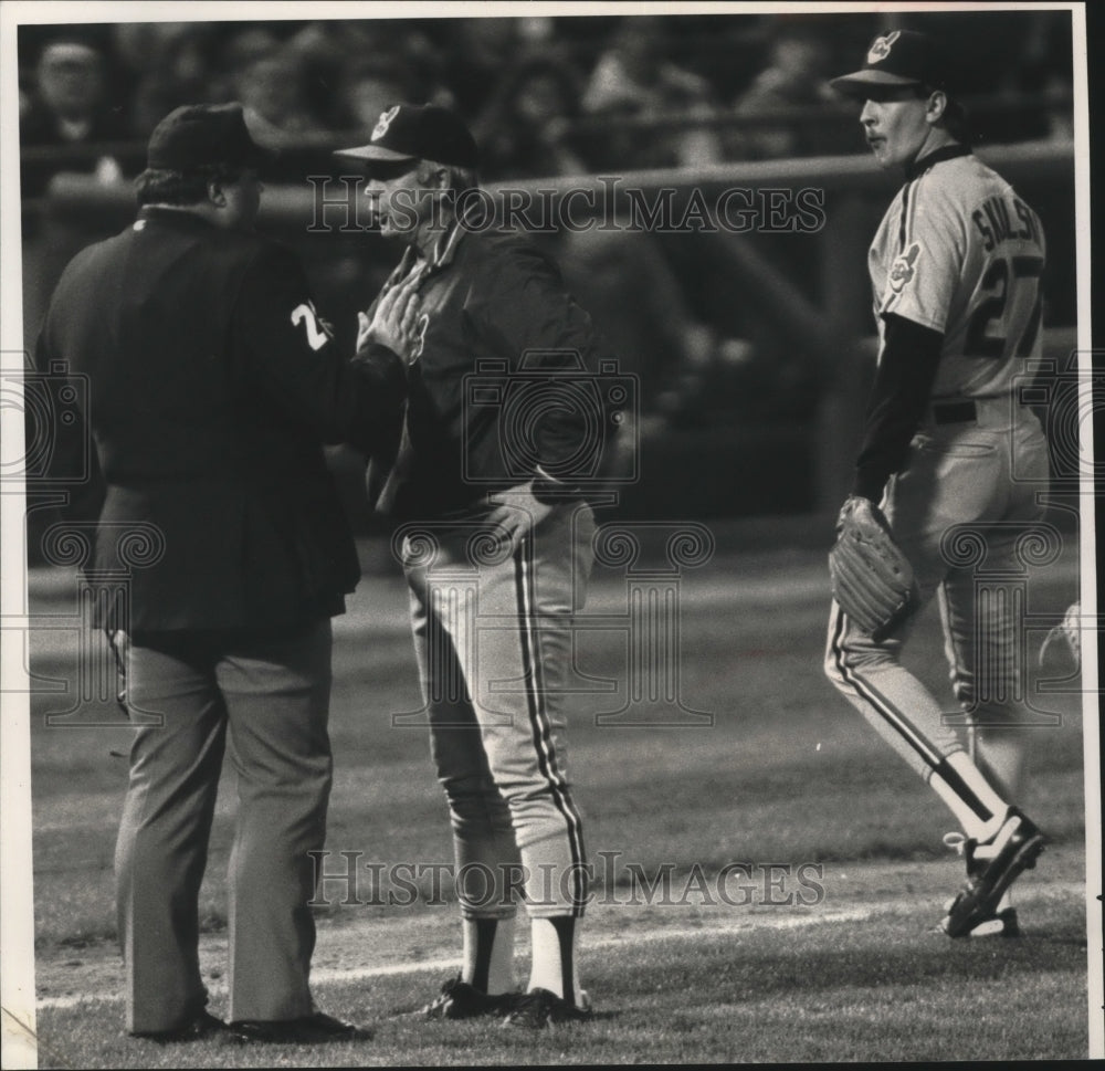 1989 Press Photo Doc Edwards arguing with umpire after Joe Skalski is tossed.- Historic Images