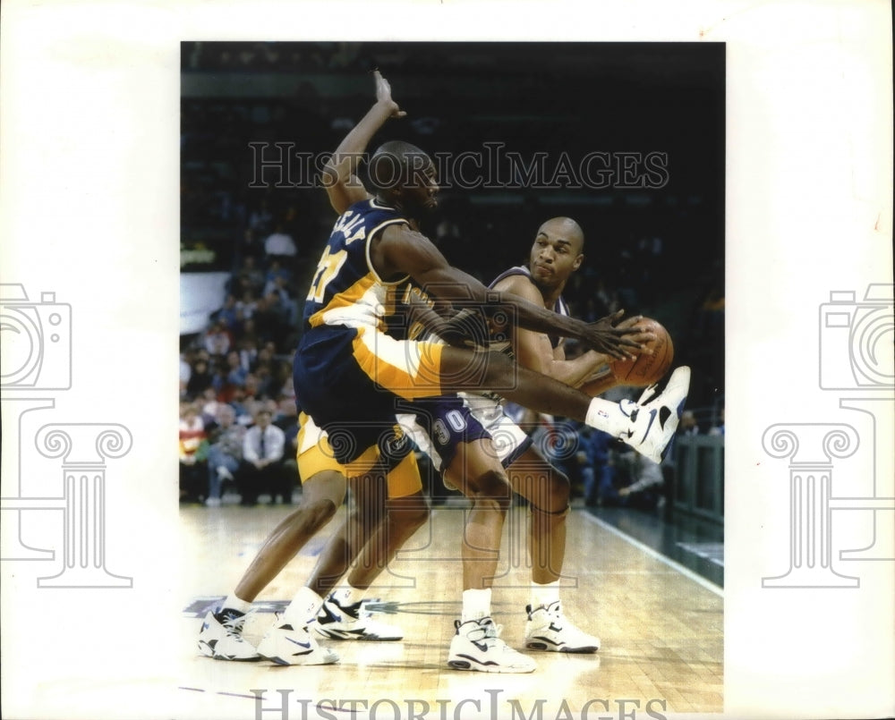 1994 Press Photo Milwaukee Bucks&#39; player Blue Edwards tries to make a pass- Historic Images