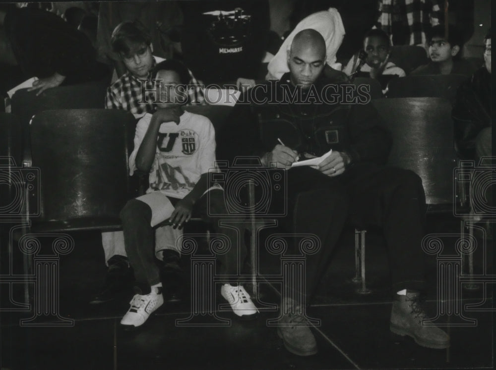 1993 Press Photo Milwaukee Bucks&#39; player Blue Edwards signs autographs for kids- Historic Images