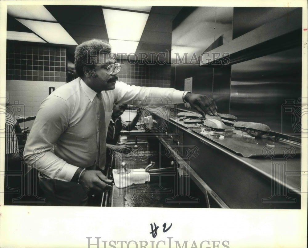 1981 Press Photo Ex-NBA star, Wayne Embry, doesn&#39;t hesitate to work the grill- Historic Images