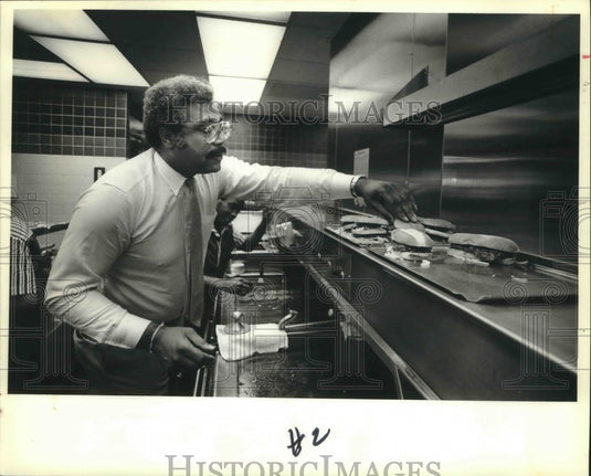 1981 Press Photo Ex-NBA star, Wayne Embry, doesn't hesitate to work the grill- Historic Images