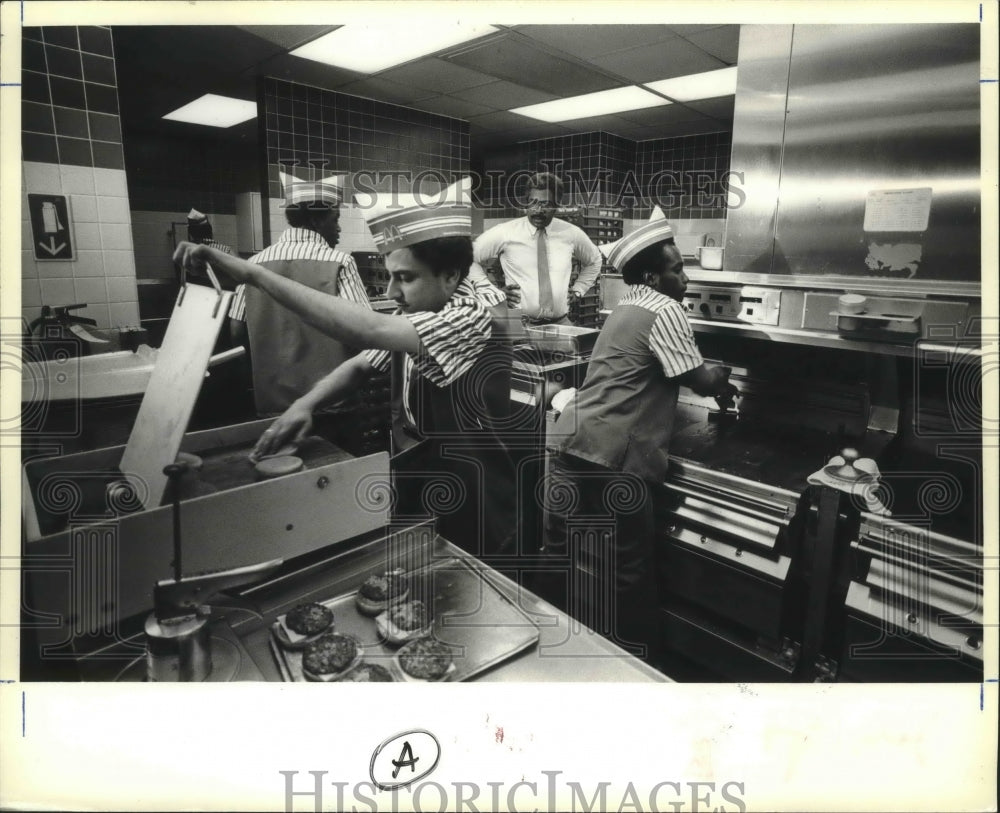 1981 Press Photo Ex-basketball star, Wayne Embry oversees McDonald&#39;s franchise- Historic Images