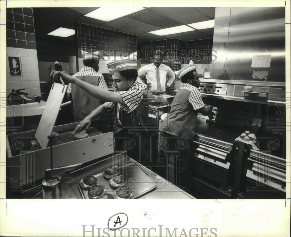 1981 Press Photo Ex-basketball star, Wayne Embry oversees McDonald's franchise- Historic Images