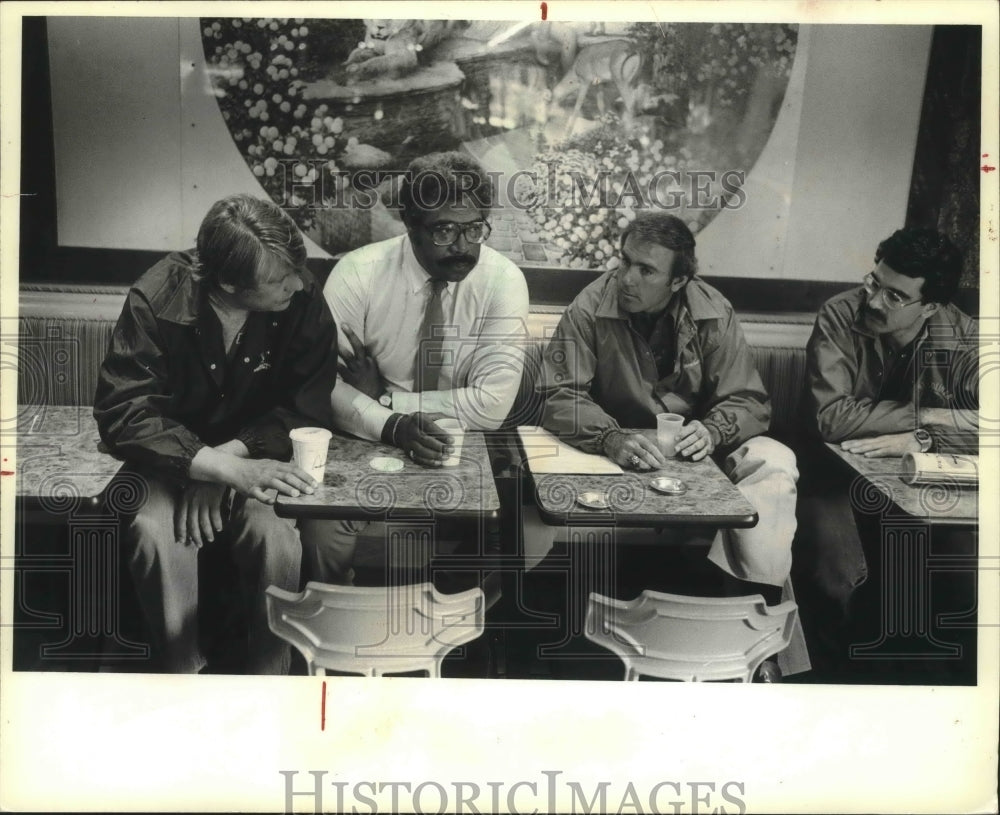 1981 Press Photo Former basketball star Wayne Embry with the Big Macs- Historic Images